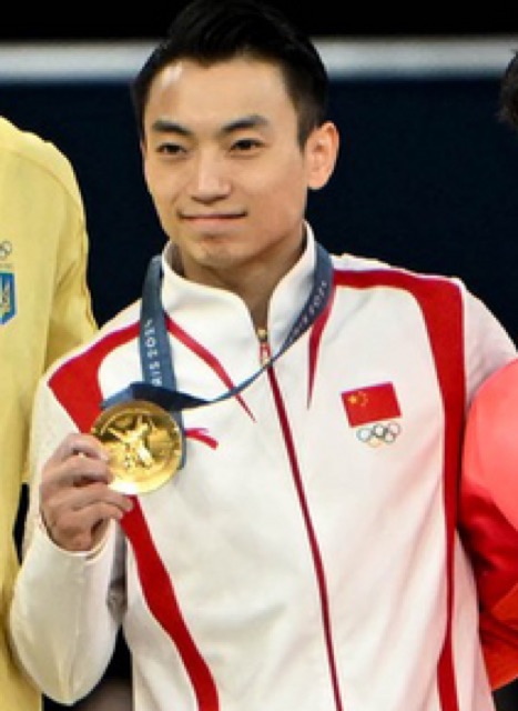 Zou Jingyuan at the parallel bars medal ceremony, Paris 2024