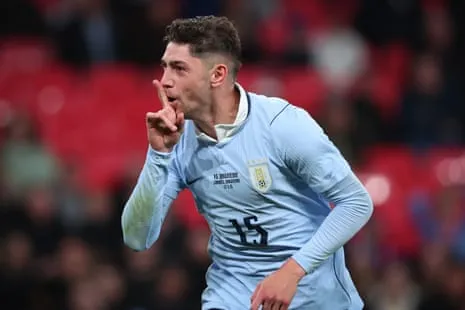 Federico Valverde feiert, indem er während eines Länderspiels gegen England in Wembley seinen Finger an den Mund hält