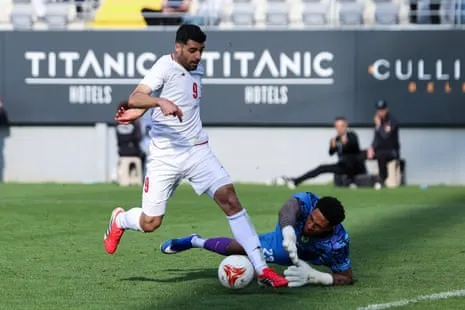 Irans Mehdi Taremi (links) versucht, an Nigers Torwart Maduka Okoye während ihres Freundschaftsspiels im März vorbeizukommen Irans Mehdi Taremi (links) versucht, an Nigerias Torwart Maduka Okoye während ihres Freundschaftsspiels im März vorbeizukommen