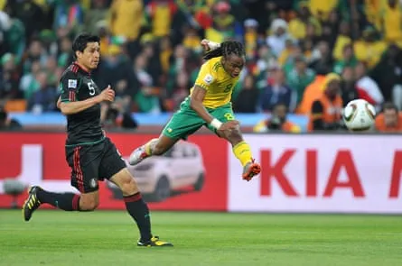 Südafrikas Siphiwe Tshabalala (Mitte) erzielt das Tor seiner Mannschaft gegen Mexiko.