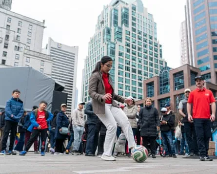 Fans nehmen im April an der Fifa Weltmeisterschaft 26 Pokal Tour in Vancouver teil.