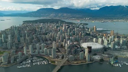Eine Luftaufnahme des einziehbaren Dachs des BC Place Stadions in Vancouver, Kanada.