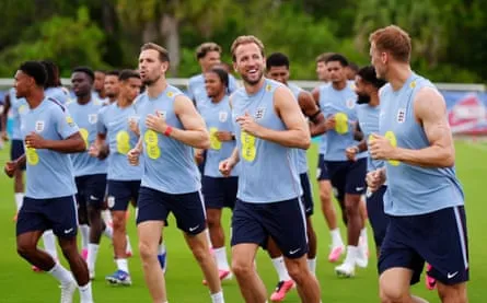 Kane und Henderson im Training Harry Kane (zweiter von rechts) und Jordan Henderson (zweiter von links) während einer Trainingseinheit in Palm Beach Gardens, Florida