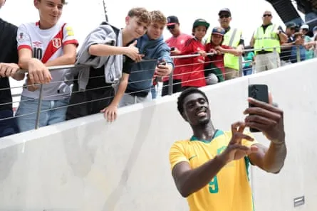 Mo Touré macht ein Selfie mit Fans