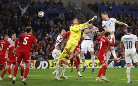 Edin Dzeko gleicht gegen Wales in ihrem Playoff in Cardiff aus Edin Dzeko gleicht gegen Wales in ihrem Playoff in Cardiff aus
