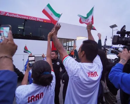 Eine kleine Gruppe von Fans versammelt sich am Flughafen Tijuana, um das Team zu unterstützen