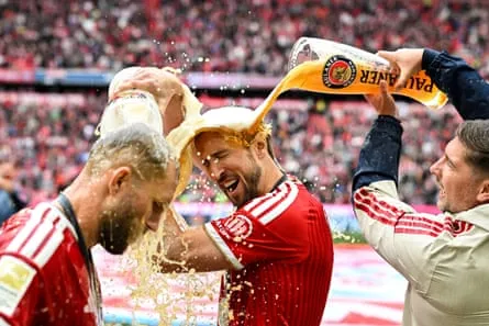 Harry Kane und seine Bayern-München-Teamkollegen feiern ihren Bundesliga-Sieg im Mai