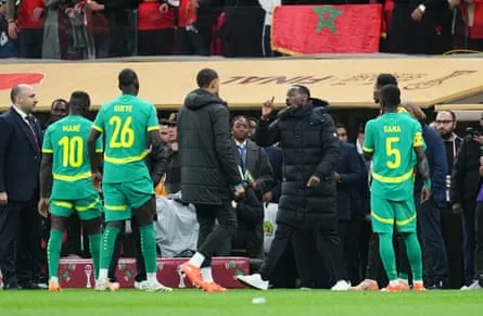 Pape Thaiw gestikuliert zu seinen Spielern Pape Thaiw gestikuliert zu seinen Spielern