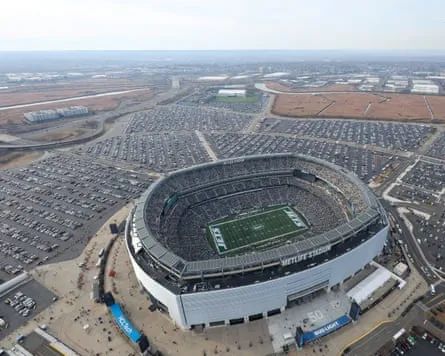Eine Luftaufnahme des MetLife Stadions, umgeben von Parkplätzen.