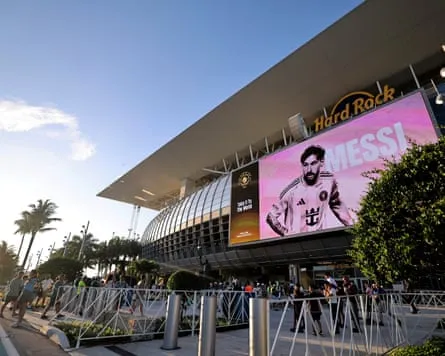 Ein Schild im Hard Rock Stadion bewirbt Lionel Messi und Inter Miami.
