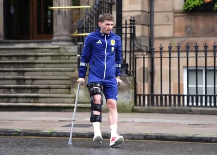 Billy Gilmour auf Krücken Billy Gilmour auf Krücken nach seiner Verletzung gegen Curaçao