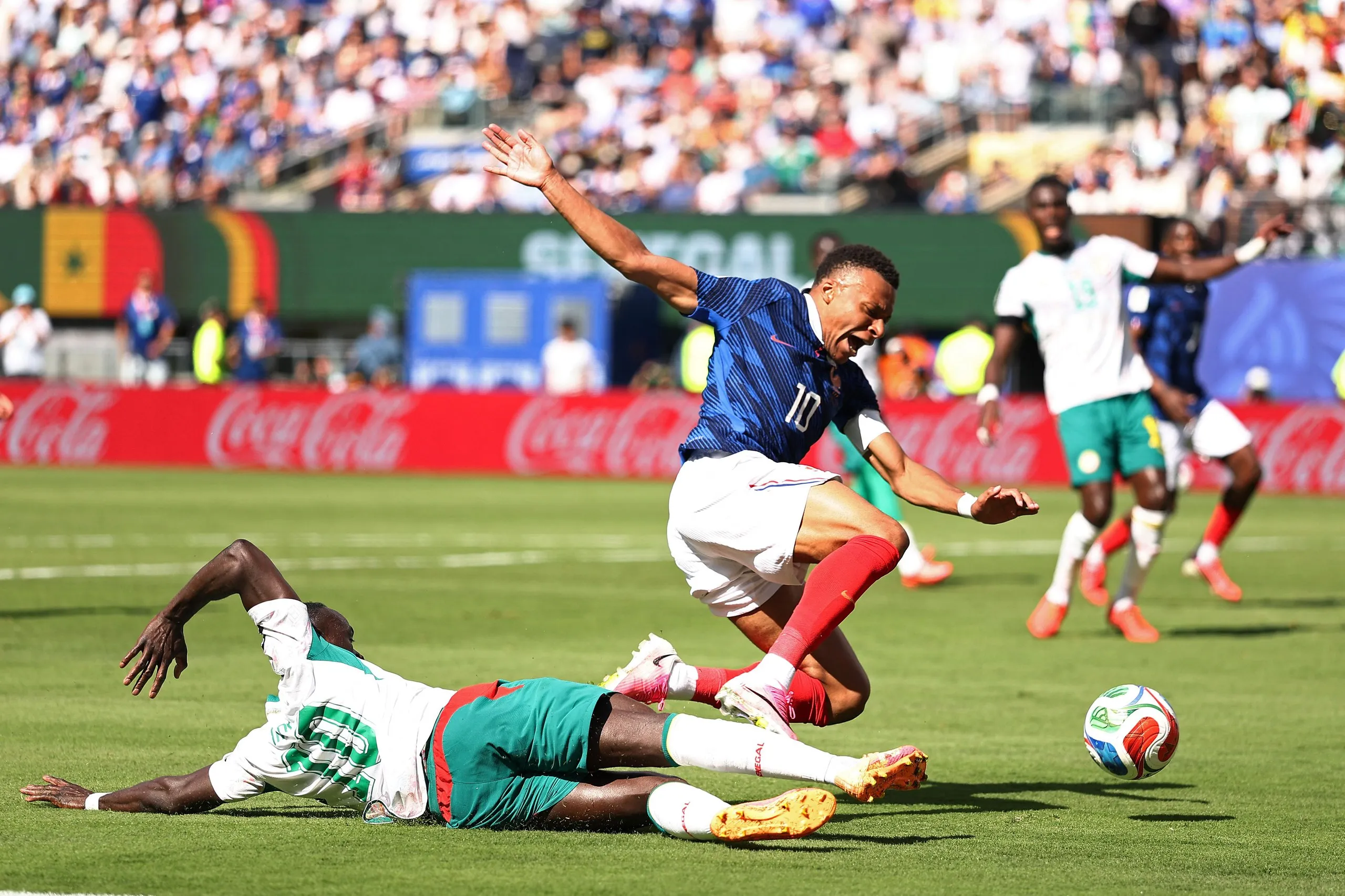 Sadio Mané slides in on Kylian Mbappé