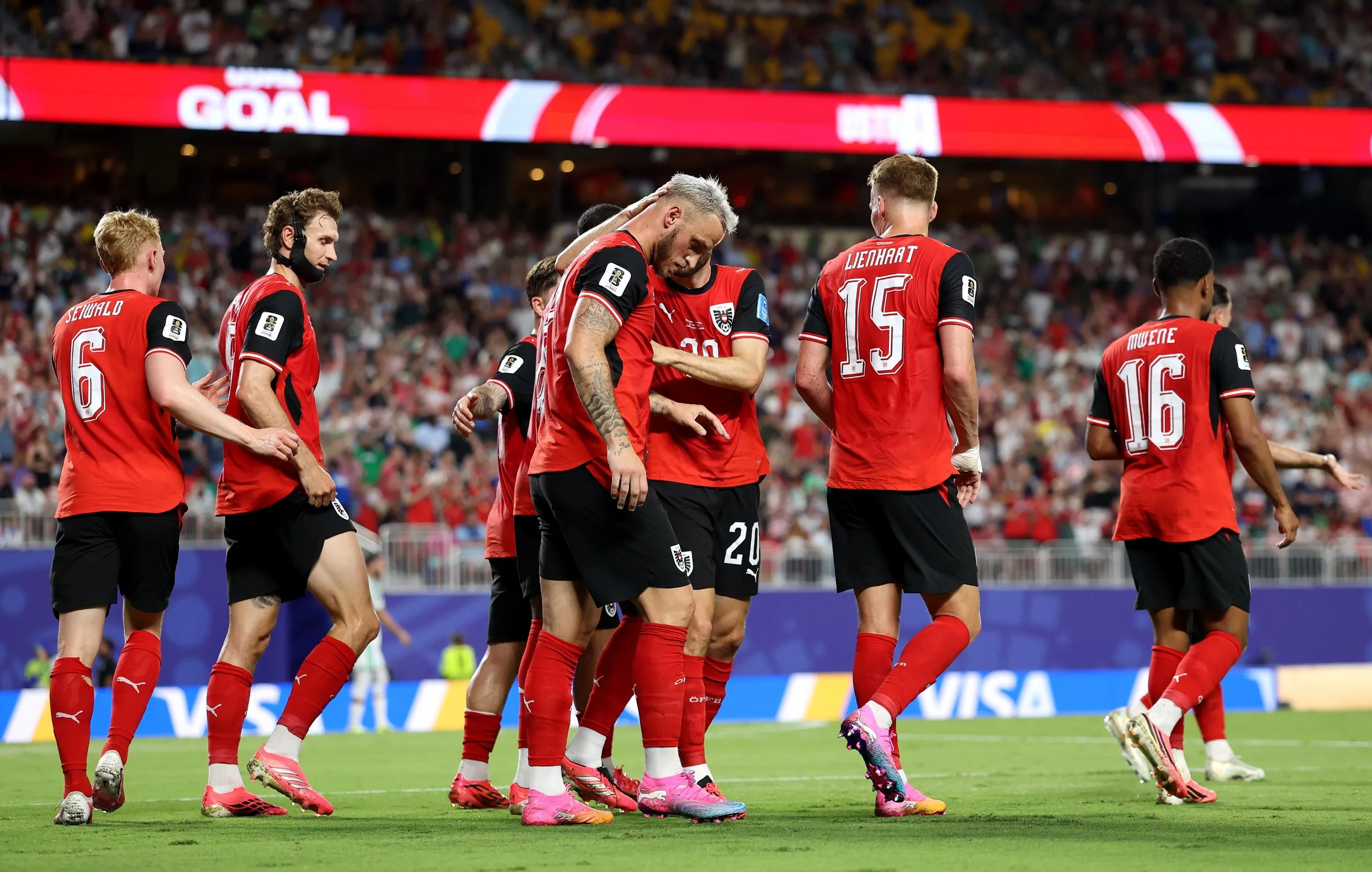 Marko Arnautovic scores for Austria!