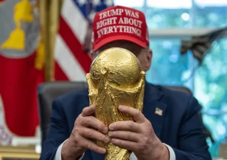 Donald Trump hält die WM-Trophäe im Oval Office