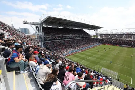 Eine Ansicht von Fans, die in den temporären Tribünen im BMO Field in Toronto sitzen.