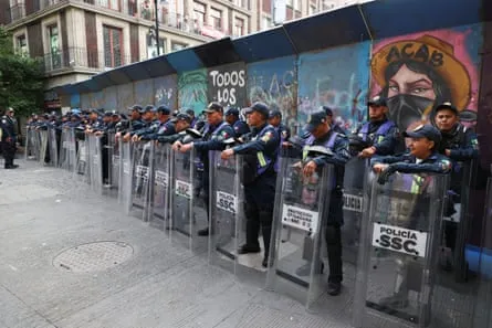 Polizisten stehen Wache in der Nähe der Zocalo-Fanzone, wo abweichende Lehrer ein Lager eingerichtet haben, um höhere Löhne und Renten zu fordern