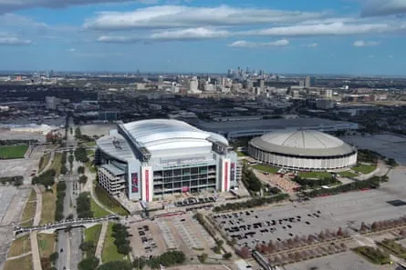 Eine allgemeine Luftaufnahme von NRG Stadium und dem Astrodome in Houston.