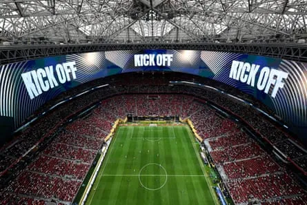 Eine Luftaufnahme des Mercedes-Benz Stadions mit der Aufschrift 'Kick Off' auf den Videoleinwänden.