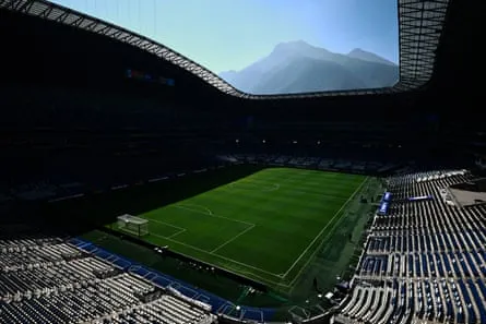 Eine Luftaufnahme des leeren Estadio BBVA mit dem Gipfel des Cerro de la Silla im Hintergrund.