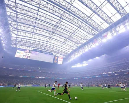 Eine Ansicht des NRG Stadion Daches während eines Fußballspiels.