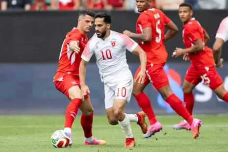 Mousa Al-Tamari kontrolliert den Ball während des Freundschaftsspiels zwischen Jordanien und der Schweiz.