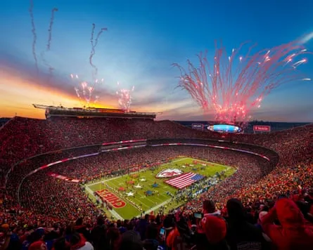 Eine Weitwinkelaufnahme von Feuerwerk, das während eines NFL-Spiels der Kansas City Chiefs explodiert.