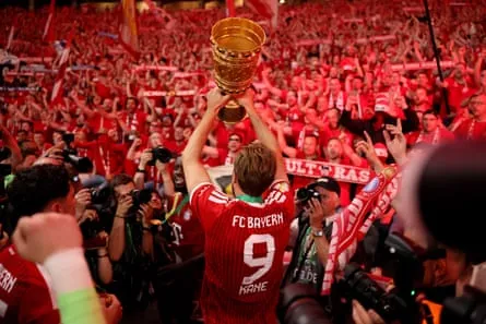 Harry Kane hebt den DFB-Pokal im Mai nach dem Sieg von Bayern über Stuttgart in die Höhe