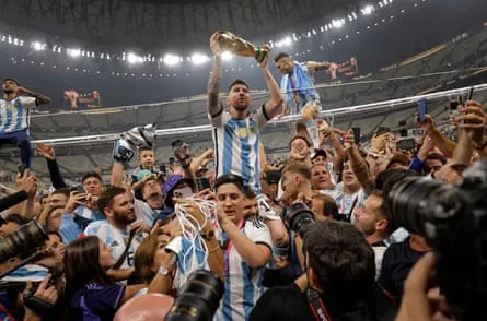 Lionel Messi aus Argentinien hält den WM-Pokal im Lusail-Stadion in Doha hoch