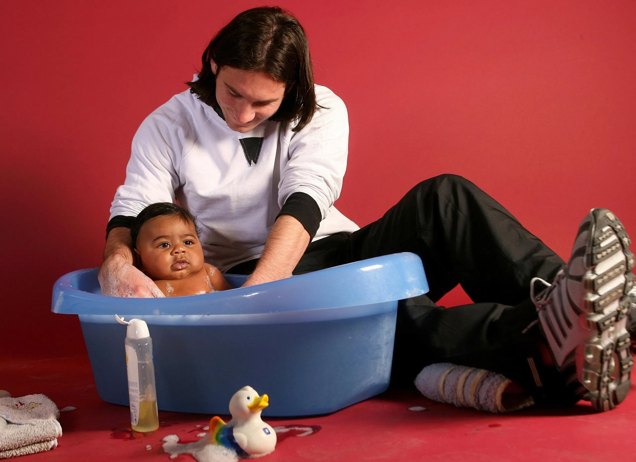 Lionel Messi bathes Lamine Yamal during a photo session for a Unicef Calendar shot by the photographer Joan Montfort.