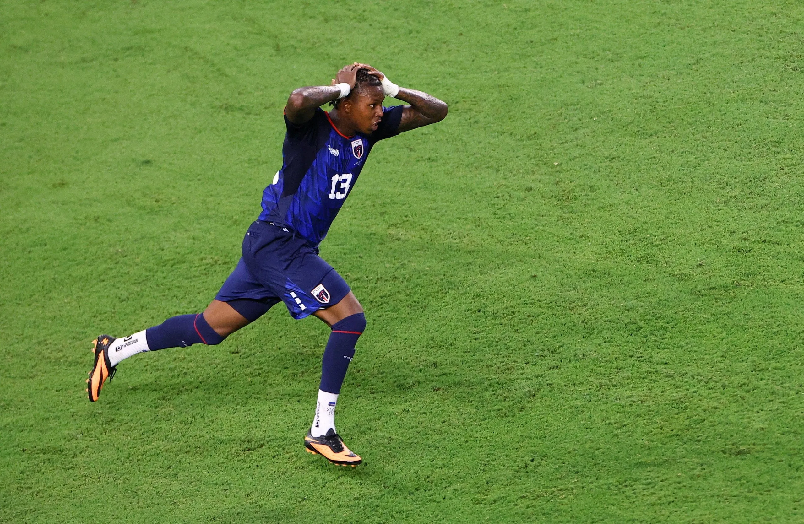 Sidny Lopes Cabral celebrates