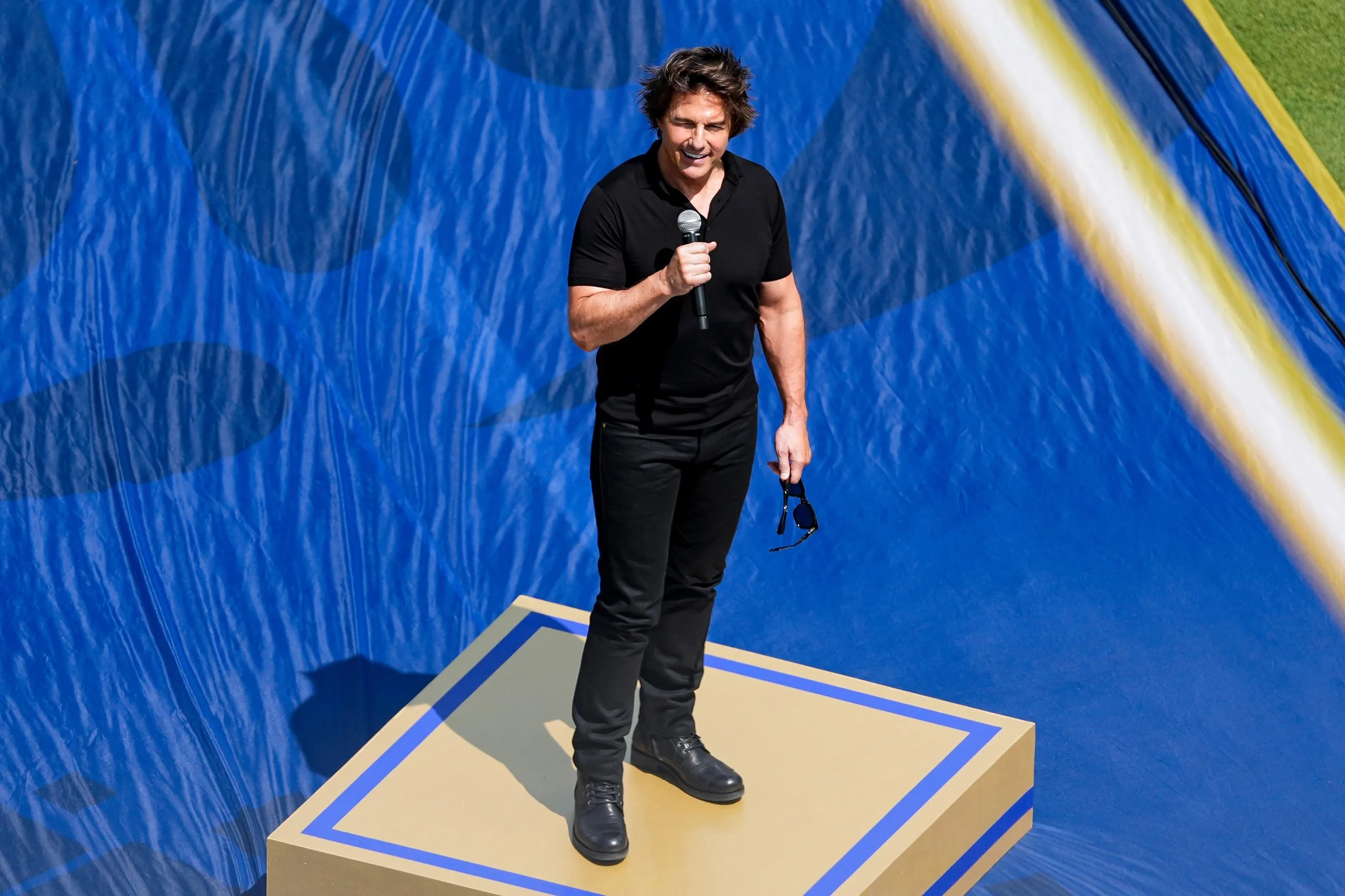 Tom Cruise delivers a speech in the pre-match show.