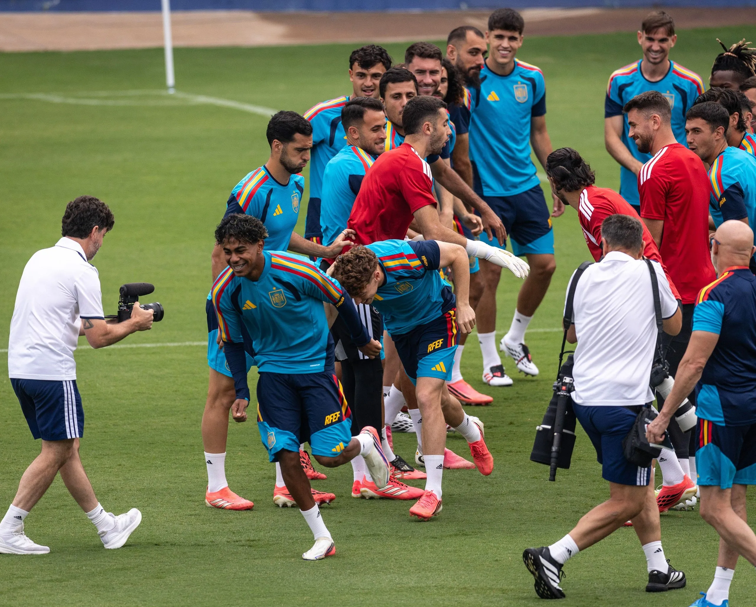 Lamine Yamal and Víctor Muñoz run through their teammates