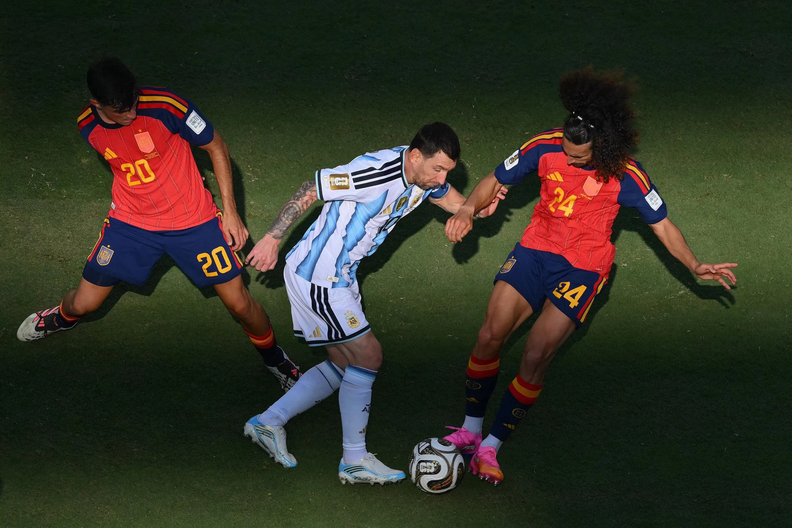 Messi in action against Marc Cucurella and Pedri