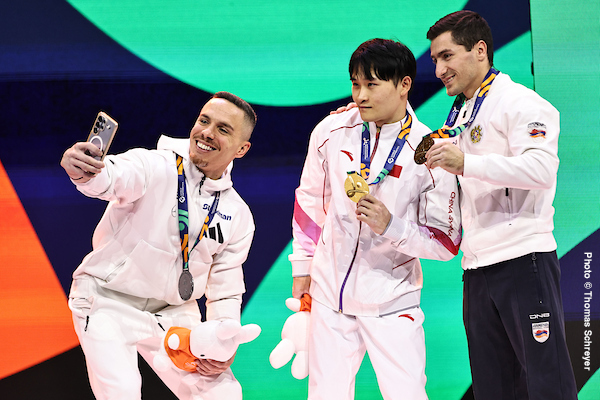 Lan Xingyu wins gold in still rings at World Championships in Rotterdam